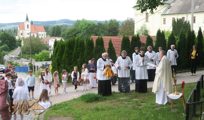 na druhém kopci se vypíná farní kostel