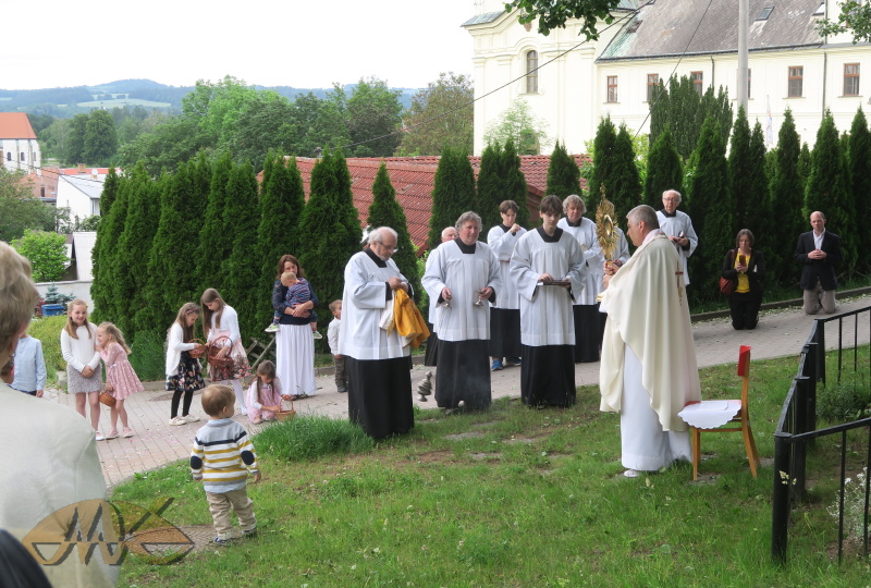 následuje požehnání městu