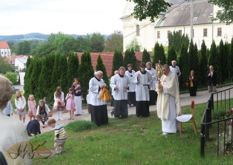 a všem jeho obyvatelům