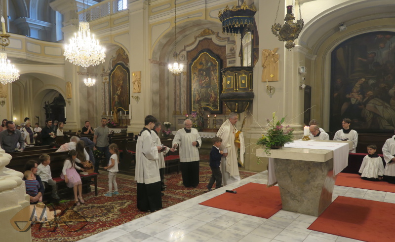 poslední část slavnosti se odehraje opět v kostele