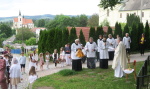 na druhém kopci se vypíná farní kostel