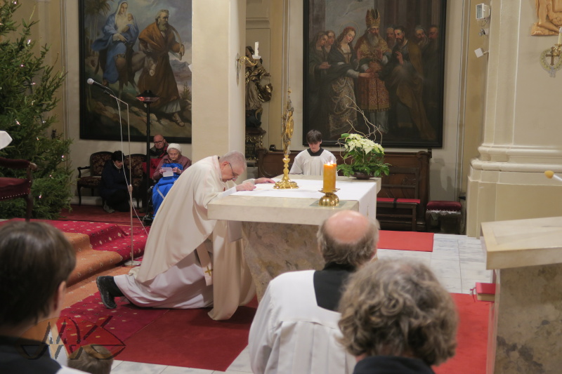 monstrance je na obětním stole