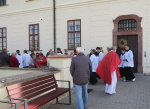 a průvodem do kostela
