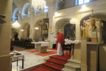 v kostele