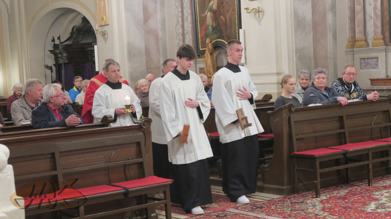 za zvuků klapaček je přineseno ciborium s Tělem Páně