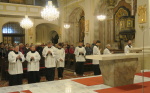 ministranti se řadí pod stupně presbytáře