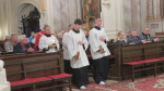 za zvuků klapaček je přineseno ciborium s Tělem Páně