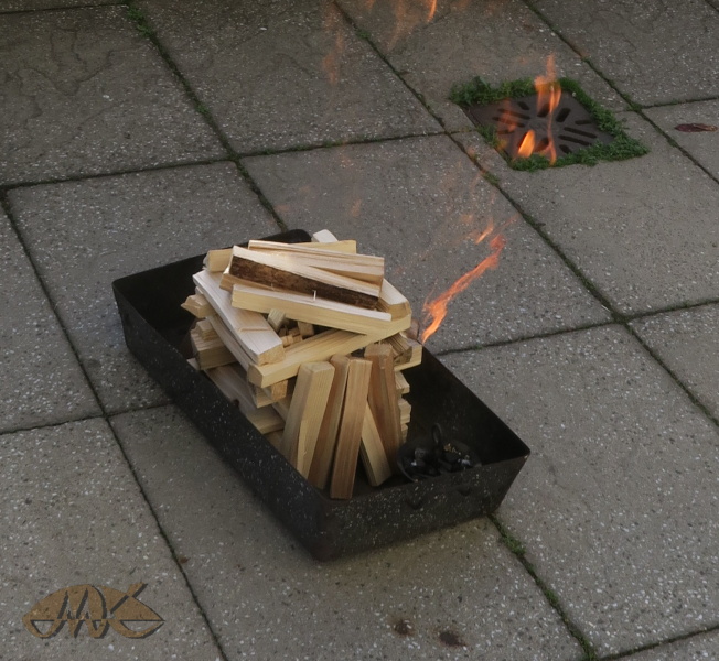 před kostelem je připravena hranička