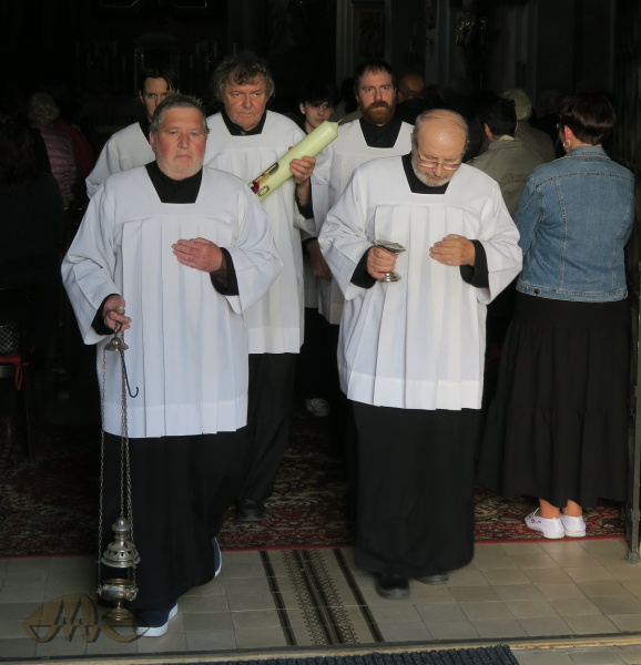 ministranti nesou kadidelnici a paškál