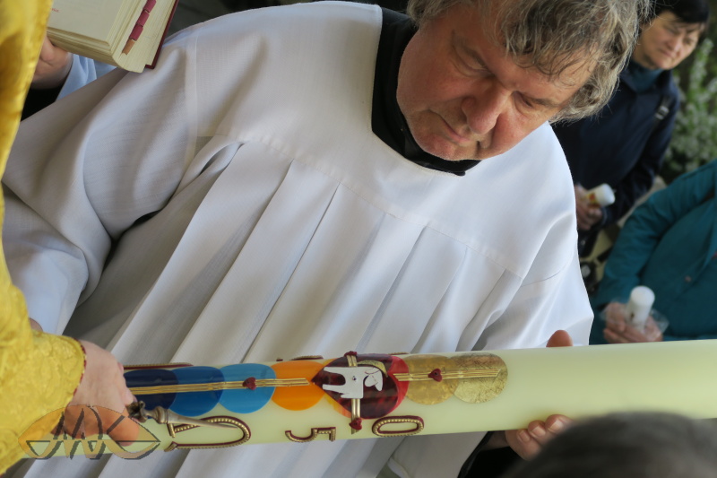 letos je opět vyroben ve Vídni Milosrdným bratrem Danielem - barevné kruhy symbolizují duhu (Gen 9,13). Bůh uzavřel s lidstvem smlouvu, kterou nikdy neporušil.