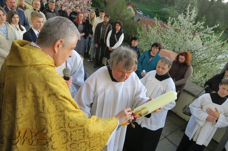 Srdíčka jsou Ježíšova stigmata, která přijal z lásky k nám. Smrt byla poražena smrtí Syna, který je život.