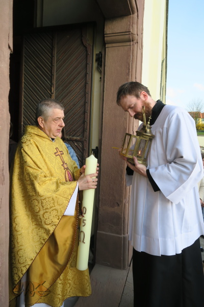 od ohně byla zapálena lucerna