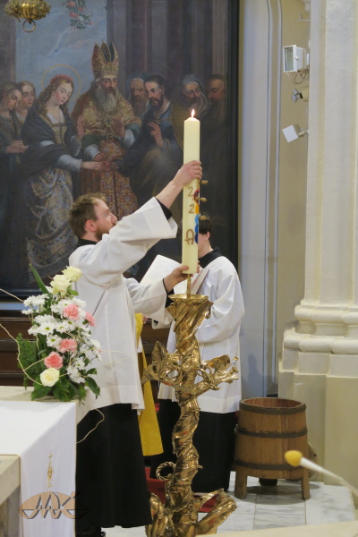 ministrant bere paškál ze svícnu