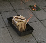 před kostelem je připravena hranička
