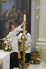 ministrant bere paškál ze svícnu