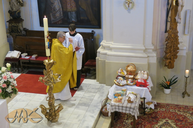 ještě pokropit svěcenou vodou