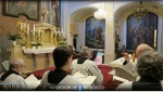 během přijímání schola zpívá latinskou sekvenci O filii et filiae
