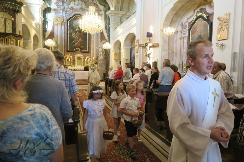 za zpěvu písně Ježíši, Králi... půjdeme z kostela na náměstí