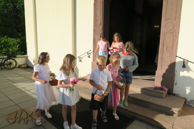 děti čekají na otce s monstrancí před kostelem