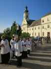 procházíme náměstíčkem před nemocnicí