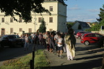 lidé z kostela jdou průvodem