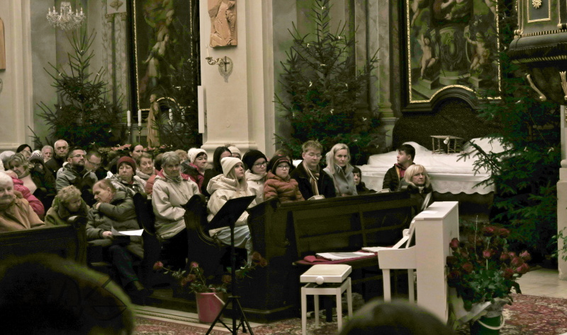 lavice již jsou zaplněny