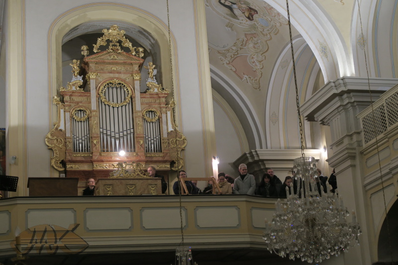 na kůru se chystá sbor