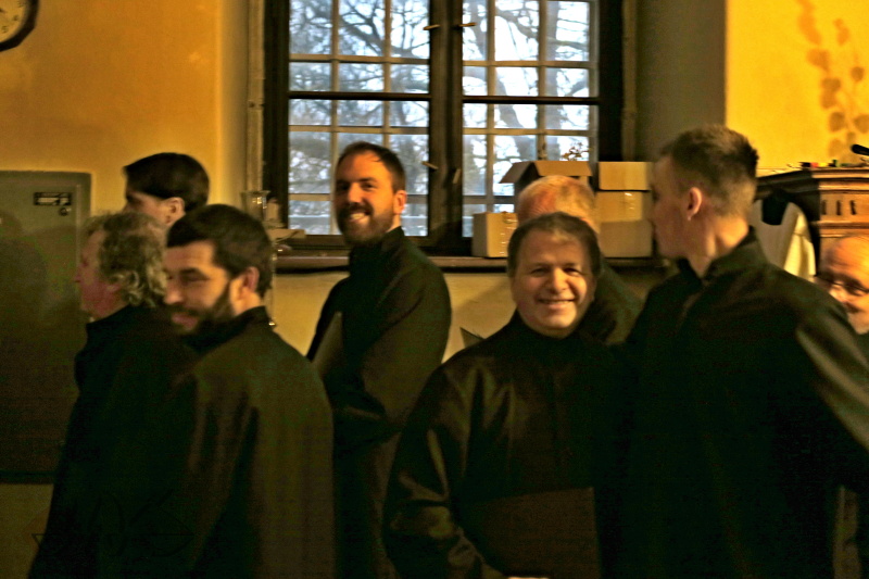 klášterní schola je připravena v sakristii