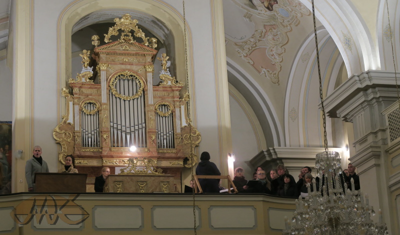 nyní jsou všichni na kůru