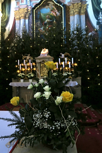 hlavní oltář a obětní stůl