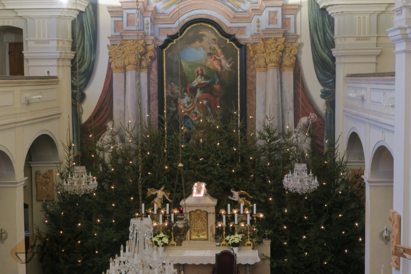 geometrie svíčiček za hlavním oltářem