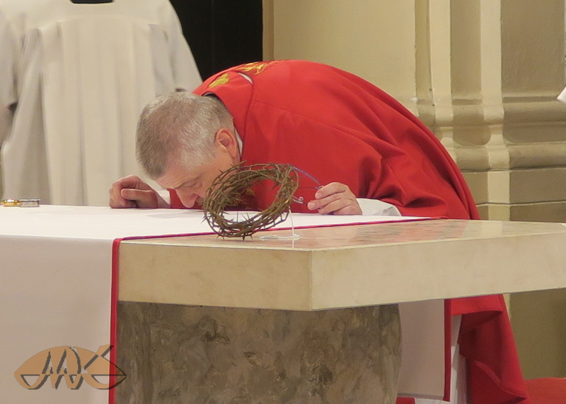 políbení obětního stolu