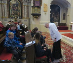 otec Alois kontroluje proutky