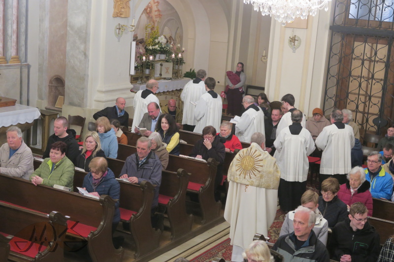 průvod přichází k bočnímu oltáři u vchodu