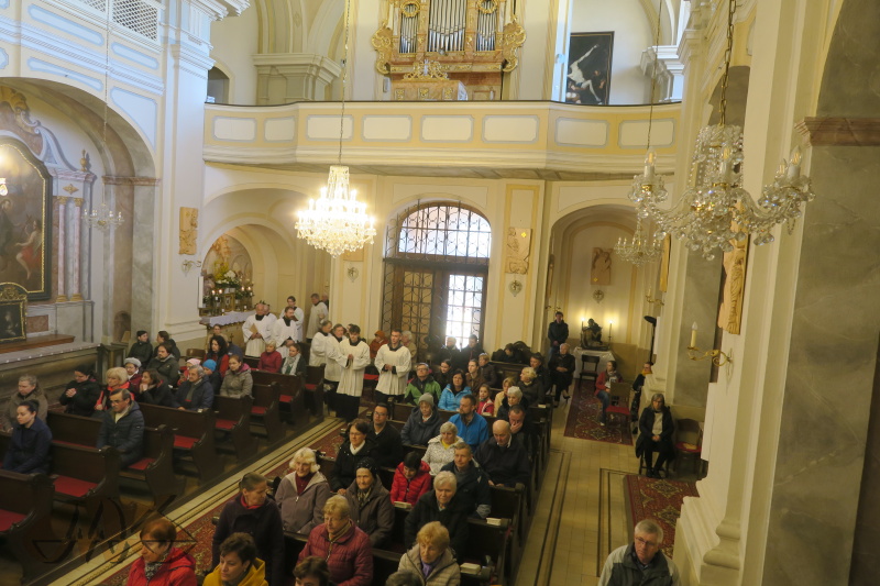 ministranti vcházejí hlavním vchodem