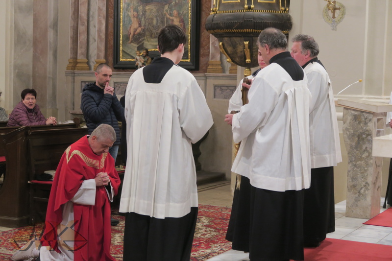 jako první před křížem pokleká