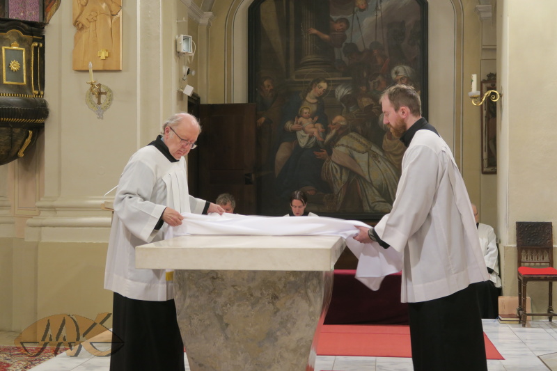 obětní stůl je připravován pro svaté přijímání