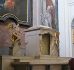 prázdný svatostánek bez kříže