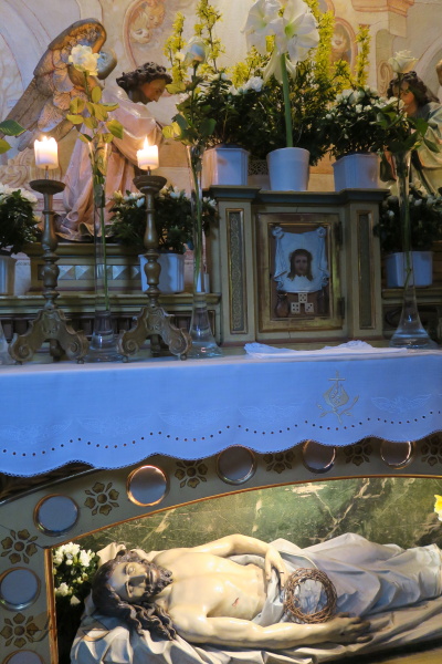 celé dopoledne sem přicházeli lidé adorovat