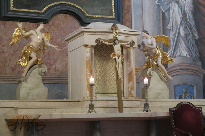 kříž před prázdným svatostánkem