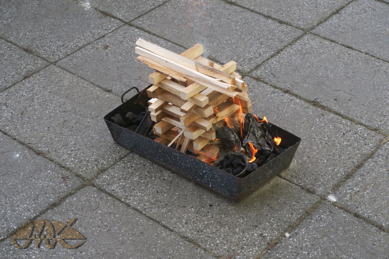 začíná vigilie - přede dveřmi kostela je připravena hranička