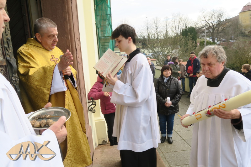 nejprve je žehnán oheň