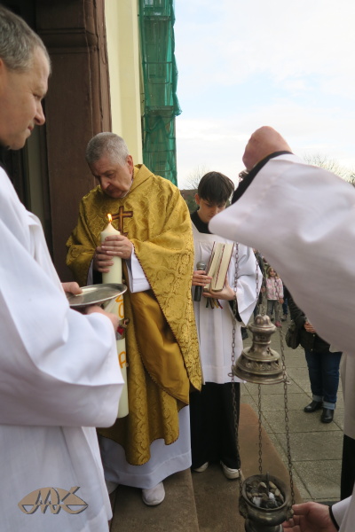 otec Alois bere paškál do kostela