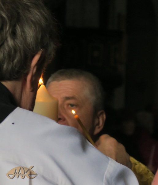 od paškálu si zapalují svíčičky ministranti