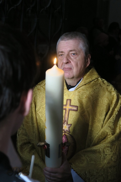 otec Alois s paškálem vchází do setmělého kostela